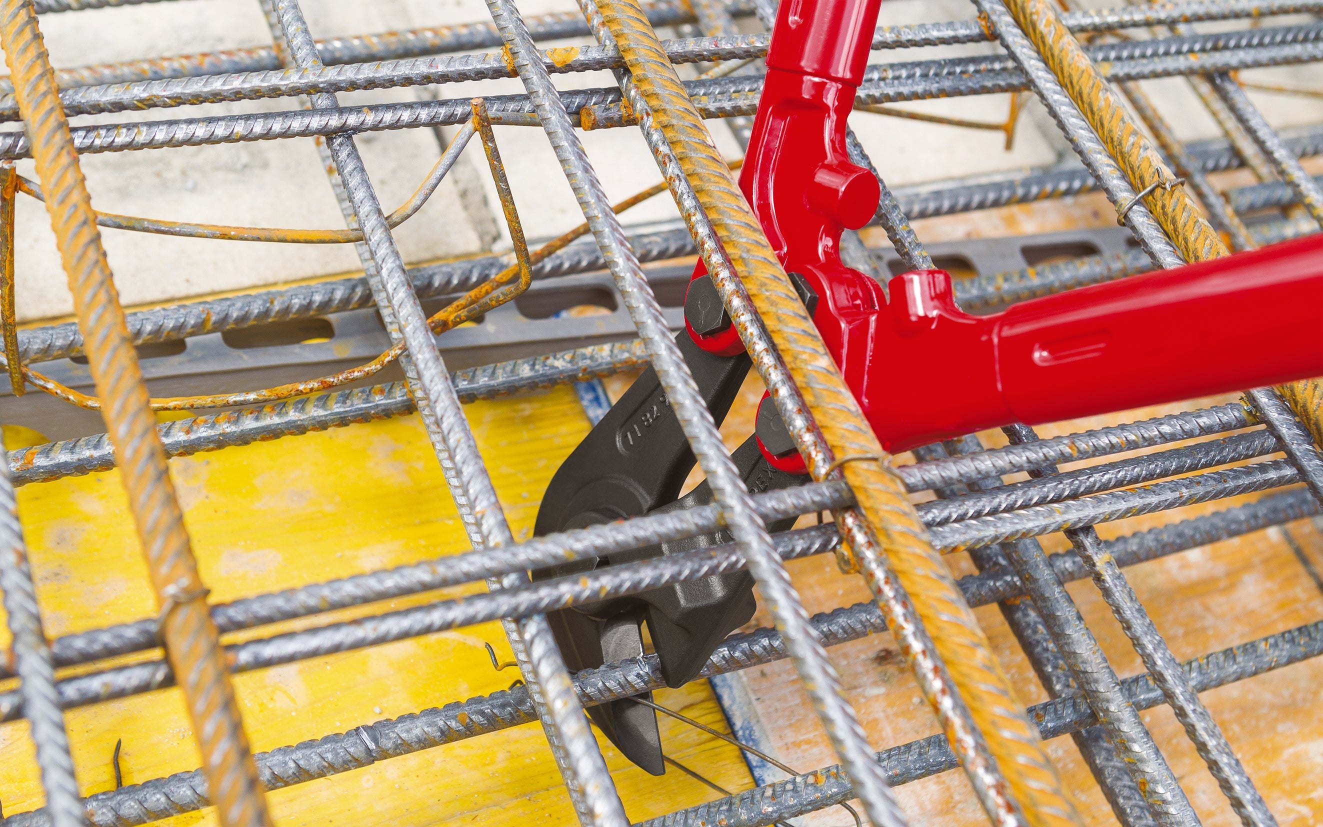 71 82 950 | Concrete Mesh Cutter | Multi-Component Handle - 950mm