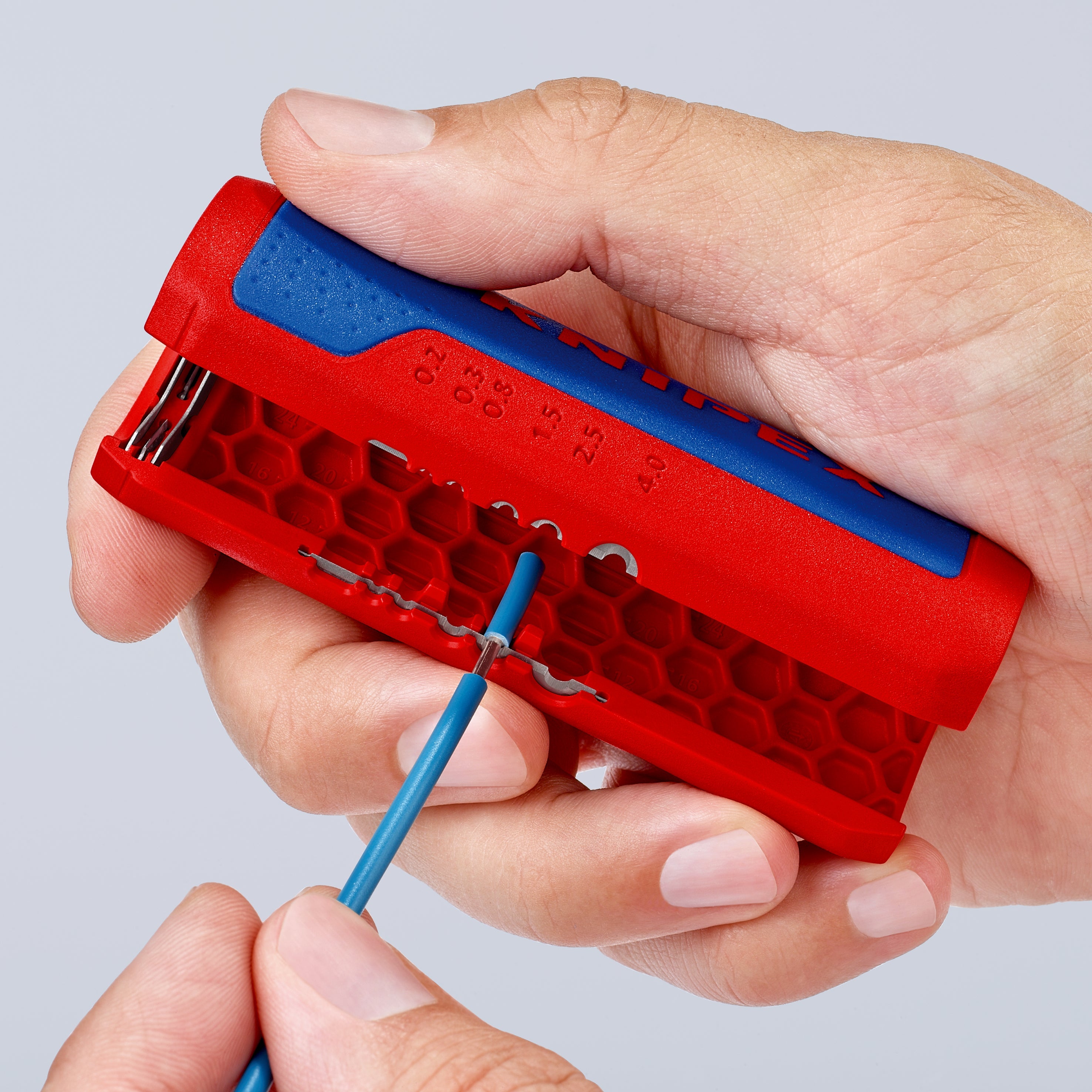 90 22 02 SB | TwistCut® Corrugated Pipe Cutter w/ Wire Stripping (13-32mm Capacity)