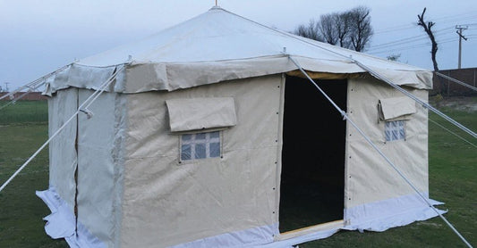 خيمة تخييم فاخرة عربية 6 × 4 ياردة باللون الأبيض مع قضبان حديدية للخارج والصحراء والحفلات